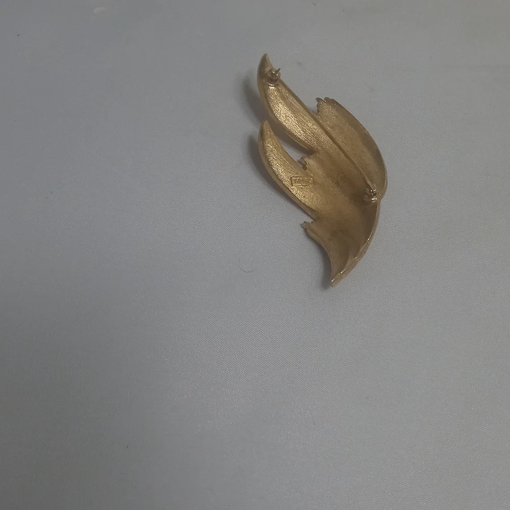 Vintage TRIFARI CROWN GOLD BROOCH PIN‎